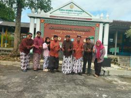 PELAKSANAAN PENGGUNAAN PAKAIAN ADAT LURIK DI KANTOR KALURAHAN SIRAMAN